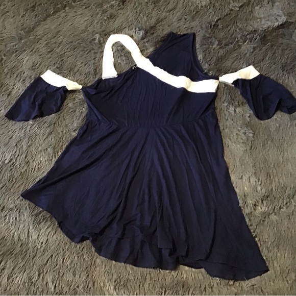 NWOT Venus Navy/White ColorBlock Flutter Sleeve Cold Shoulder Asymmetrical M Top - Picture 7 of 8